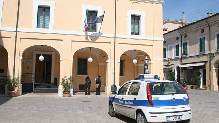 Cervia, tenta di rubare auto della Polizia locale e aggredisce vigili