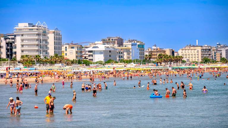 Riccione, fa il bagno con gli amici e un ladro gli strappa la catenina d’oro: pronto intervento dei Carabinieri