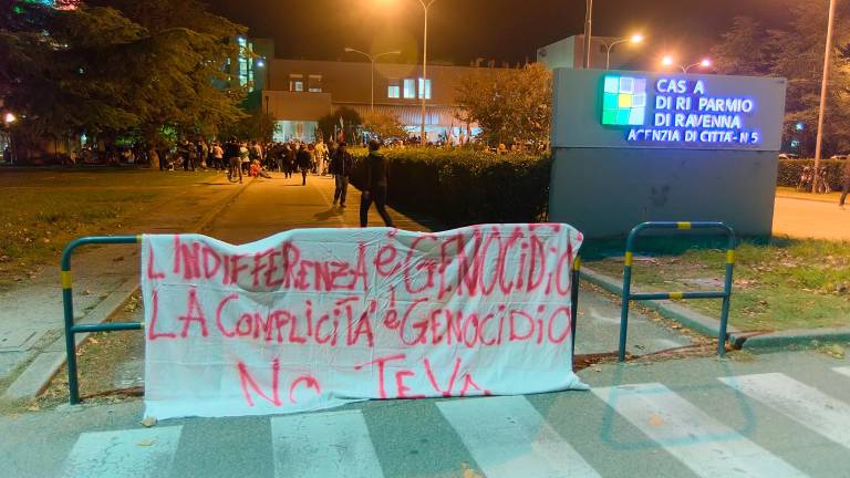 La Romagna per Gaza: in 3mila a Ravenna al flash mob del personale sanitario con torce e lampade