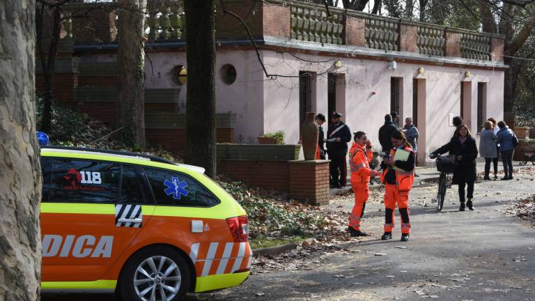 Forlì, stroncato da una overdose nel bagno del parco: arrestato spacciatore