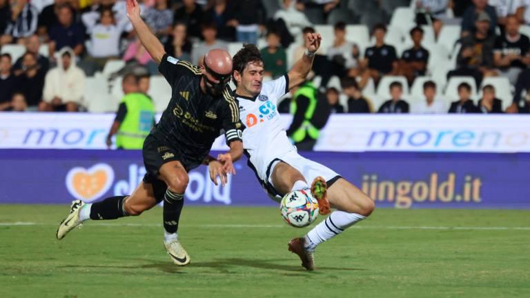 Un duello del match d’andata tra il capitano ligure Luca Parodi e il bomber bianconero Cristian Shpendi (Zanotti)
