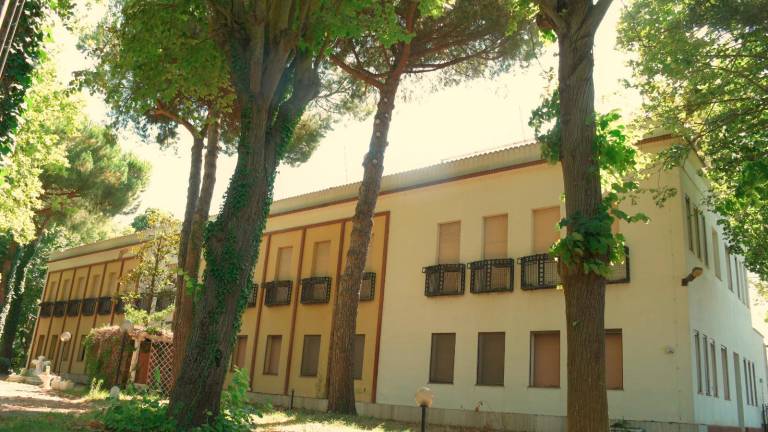 L’ex colonia Bresciana a Torre Pedrera. In basso una veduta dall’alto e la spiaggia privata. A destra Nasser Samadi