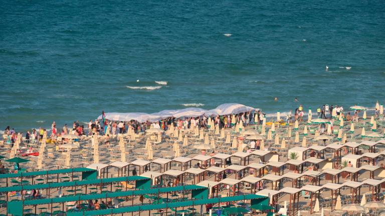 Riccione, i nomi dei bimbi uccisi a Gaza sfilano sulla battigia: il corteo per la pace FOTO E VIDEO