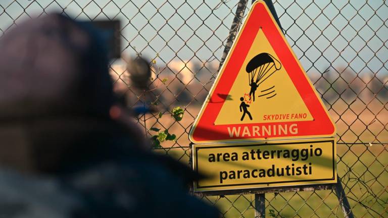 Precipitano con il paracadute. Le immagini della tragedia FOTOGALLERY