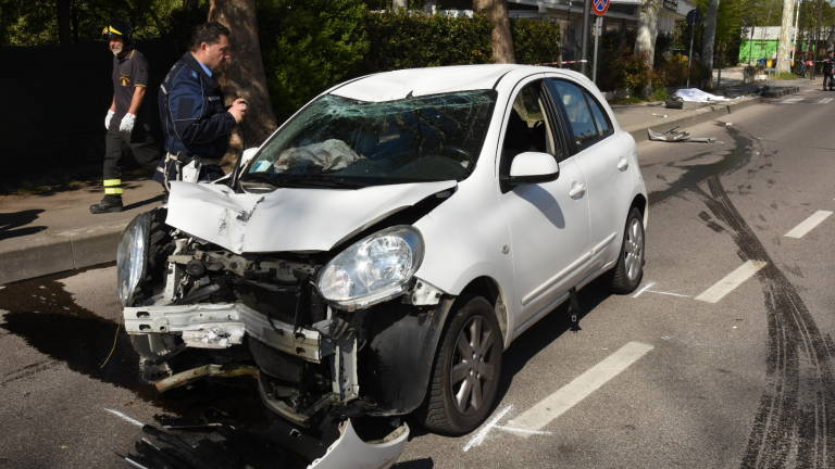 Forlì, ubriaca in auto travolge segnaletica, ragazza uccisa dal palo impazzito