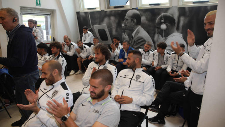 Calcio, l'applauso dei giocatori del Cesena ad Angelini - VIDEO