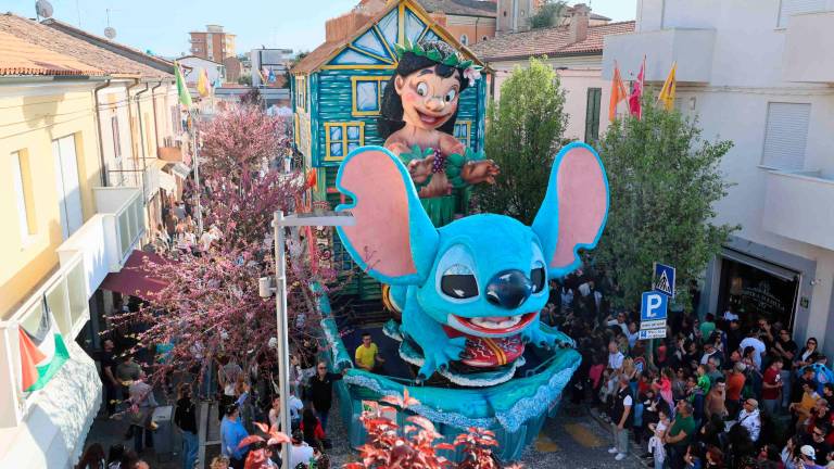 Gambettola, Carnevale della Romagna: vince il carro “Lilo e Stich”