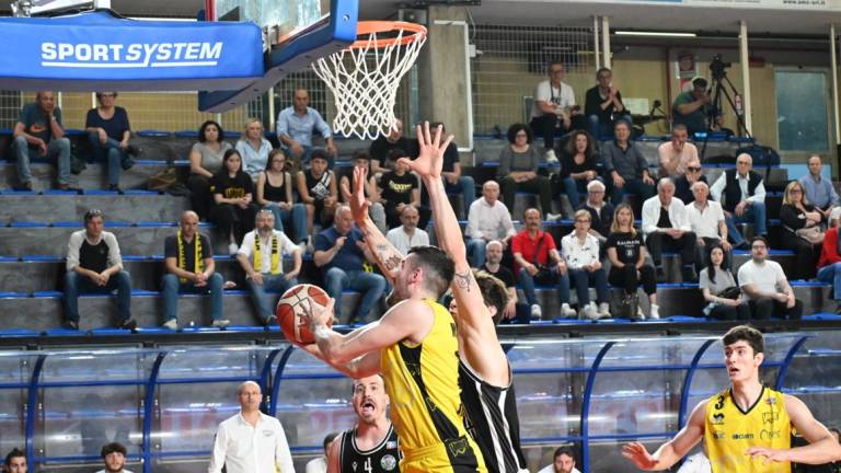 Basket B play-out, la Virtus domina il primo quarto e poi sparisce dal campo: Ancona pareggia la serie (56-70)