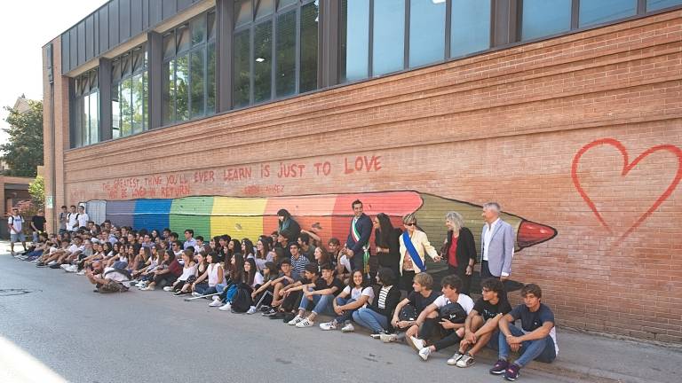 Ravenna, un murales al posto della scritta omofoba al liceo