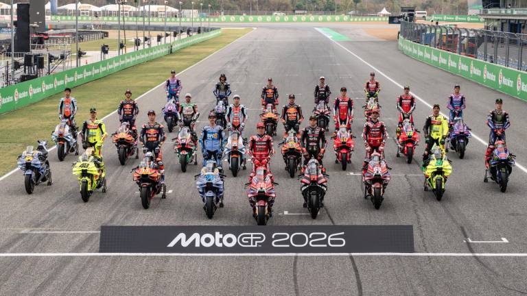 La consueta foto di gruppo di tutti i piloti della MotoGp schierati sulla linea di partenza del circuito di Buriram dove inizia la stagione 2026