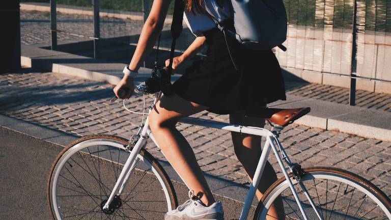 Rimini, ladro seriale in bicicletta vede la polizia e butta a terra carte di credito e cellulari: arrestato