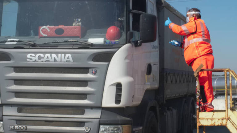 Virus, controllo temperatura ai camionisti al porto di Ravenna