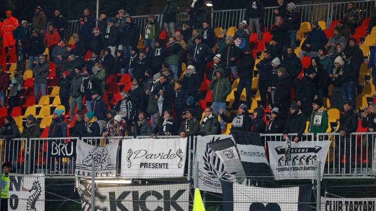 Calcio C, Tensione tra tifosi in tribuna dopo il gol di Ferretti, ma alla fine sono abbracci e risate tra le delegazioni di Recanatese e Cesena