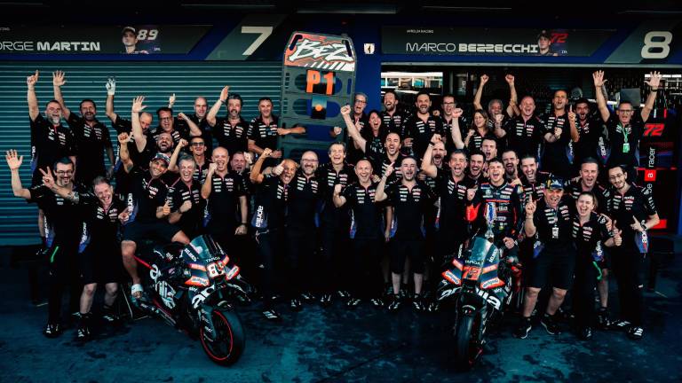 Festa grande nel team Aprilia dopo l’ottimo debutto nel campionato mondiale 2026