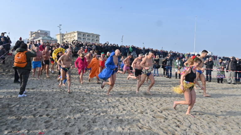 Riccione, più di cento persone per il bagno in mare a Capodanno - Gallery