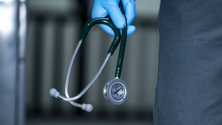 Falso medico prometteva la guarigione dal Covid 19 con delle polverine