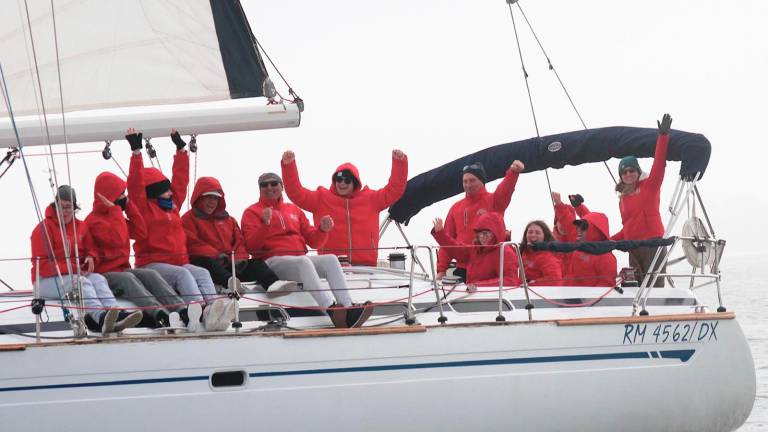 L’equipaggio di Bichi con i ragazzi di Esplora che nei mesi scorsi si sono allenati alla Sardina Cup