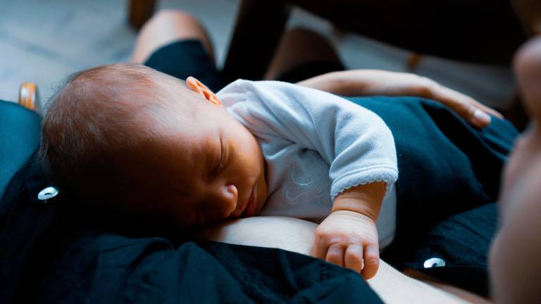 Un neonato in braccio alla mamma