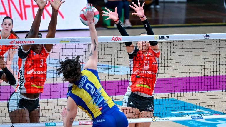 Martina Bracchi, qui contro il muro a due di Atamah e Signorile, ha chiuso la sua partita con 20 punti all’attivo