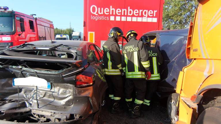 Ravenna, incidente: auto schiacciata da due Tir sulla Romea dir, giovane miracolato dopo un tamponamento - Gallery