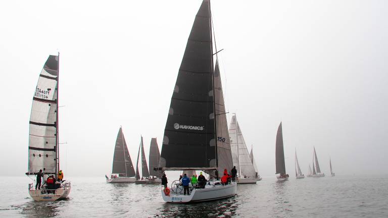 Sardina Cup, nebbia e poco vento: una giornata di lavoro per i tattici. Ecco i leader dopo 5 prove