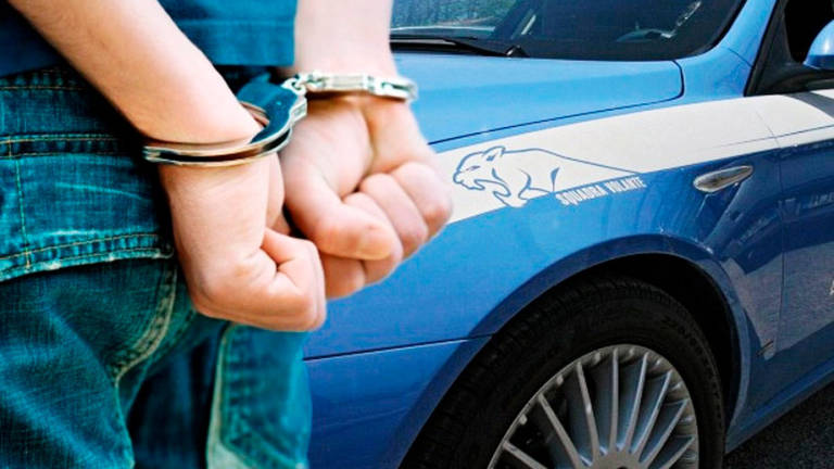 Ravenna, arrestato dalla Polizia con droga e 9mila euro nel cuscino