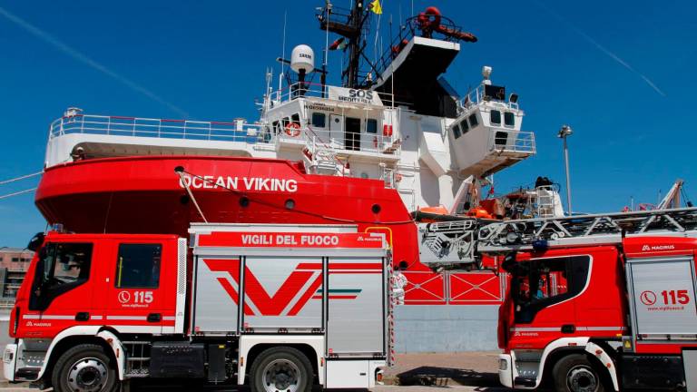 Ravenna, è arrivata la Ocean Viking con 130 migranti, a bordo anche una persona morta dopo i soccorsi in mare aperto VIDEO GALLERY