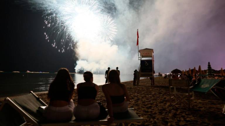 Cesenatico, piazza Costa gremita per la Notte Rosa - Gallery
