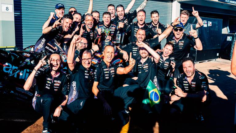 La festa del team Aprilia in Brasile dopo la vittoria di Marco Bezzecchi