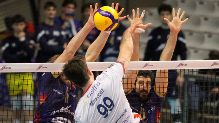 Antonino Russo e Andrea Canella a muro contro Benavidez foto fiorentini