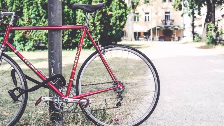 Rimini, ruba una bici dal parcheggio di un hotel: arrestato