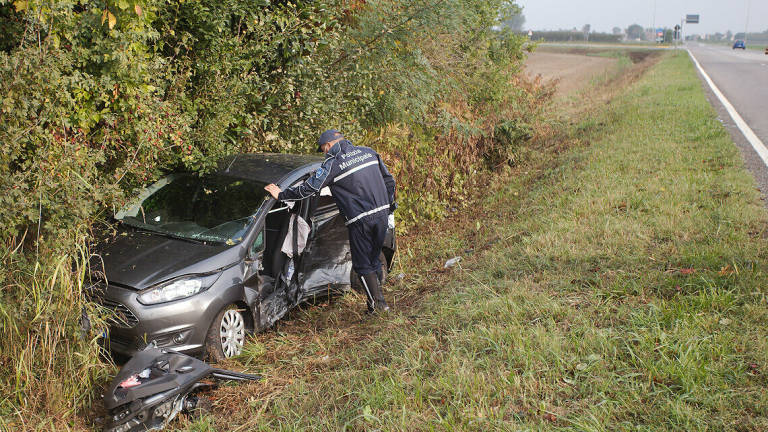 Ravenna, auto nel fosso dopo un violento impatto con un Suv: ragazza 22enne al Bufalini