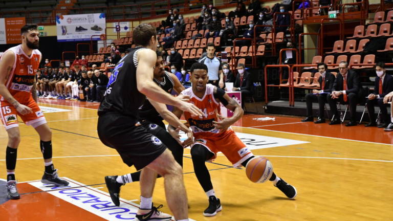 Basket A2, l'Unieuro non molla mai e sbanca Ferrara (81-85)
