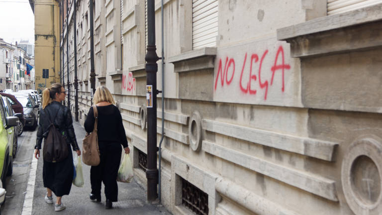Lugo, scritte anti Lega sui muri. Il sindaco: prenderemo i vandali