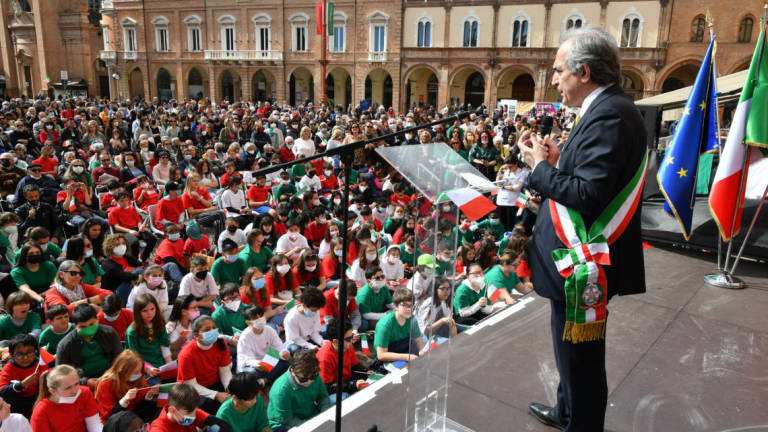 Forlì. Festa della Liberazione in nome del partigiano Sergio Giammarchi, piazza Saffi piena