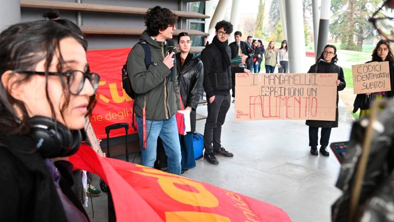 Forlì. Gli universitari manifestano: “Non possiamo tacere di fronte al ricorso indiscriminato dei manganelli”
