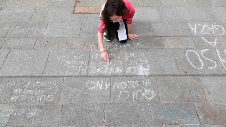 Cesena, bimbi e genitori con Mariangela Gualtieri fanno la “rivoluzione dei gessetti” per Gaza con 200 frasi e disegni sulle piazze davanti alla biblioteca
