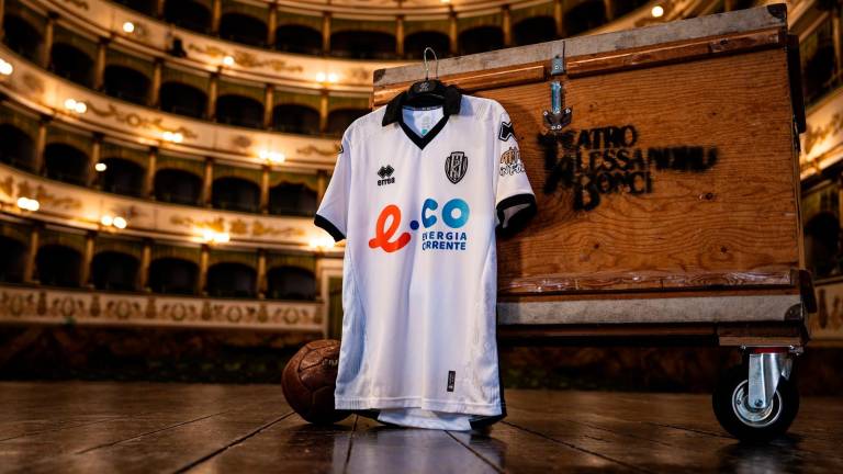 Ecco la nuova maglia del Cesena: una classica bianca con bordi neri. E dopo 21 anni torna il colletto