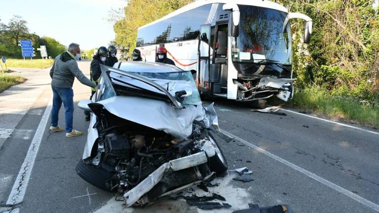 Forlì, auto contro il bus degli studenti: 30enne ferito VIDEO