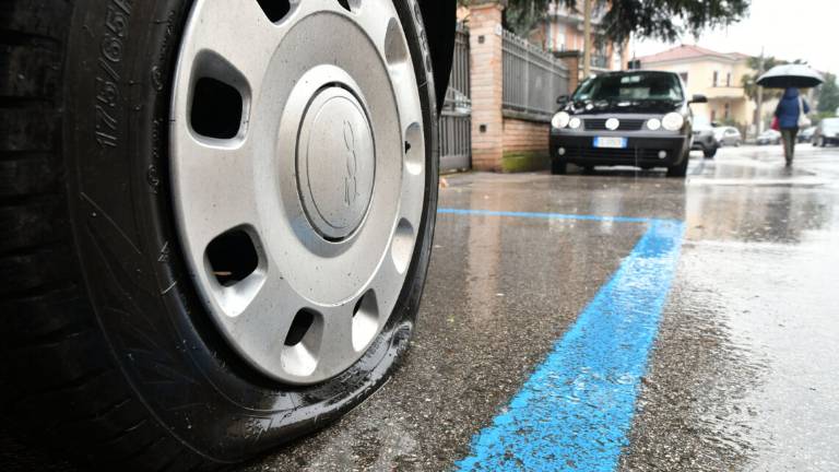 Forlì, vandali bucano le gomme delle auto