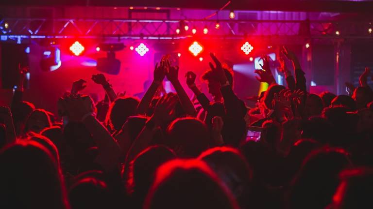 Rimini, in 600 ballano senza mascherina a un concerto: discoteca chiusa per 5 giorni