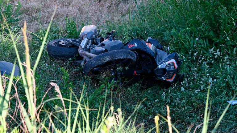 La moto finita nel piccolo dirupo (Blaco)