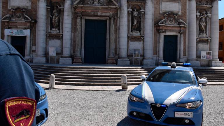 Ravenna, durante un controllo in casa impugna un coltello e ferisce gli agenti: 22enne arrestato