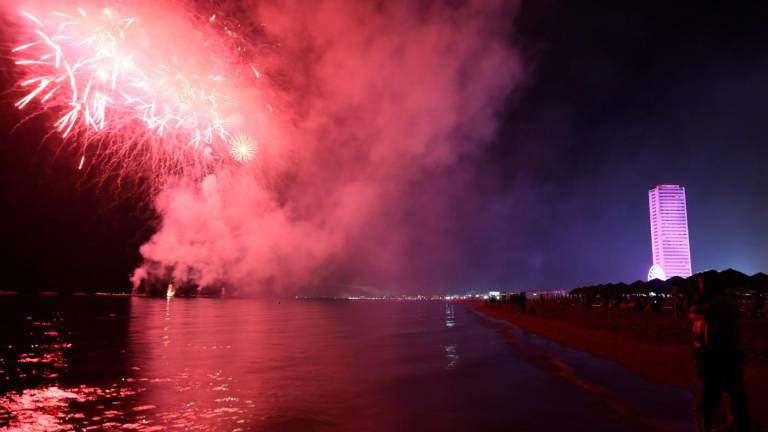 Cesenatico, piazza Costa gremita per la Notte Rosa - Gallery