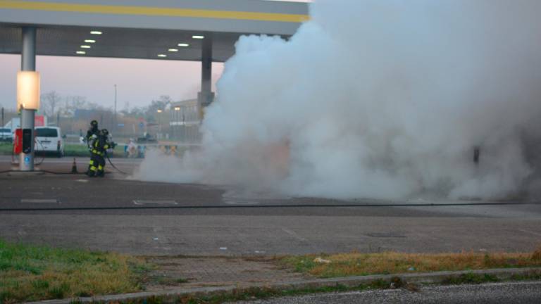 Ravenna, incendio a un furgone al distributore Eni: tre intossicati in ospedale - VIDEO GALLERY