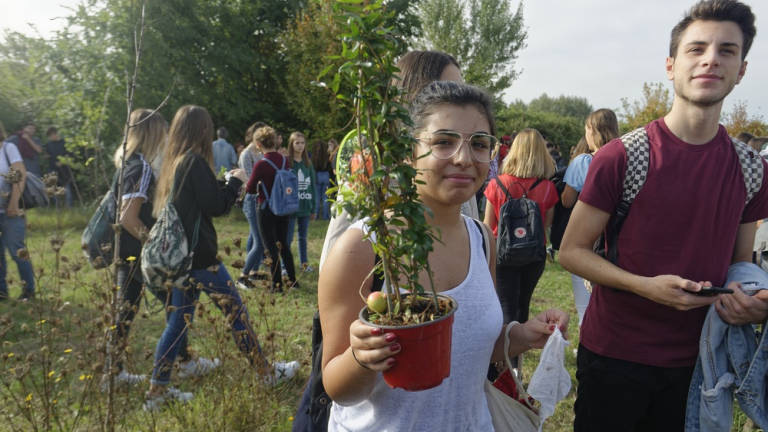 Fridays for future a Ravenna, gli studenti piantano alberi - FOTO
