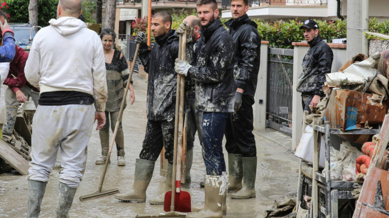 I giocatori del Cesena a spalare il fango e a svuotare cantine dopo l'alluvione VIDEO