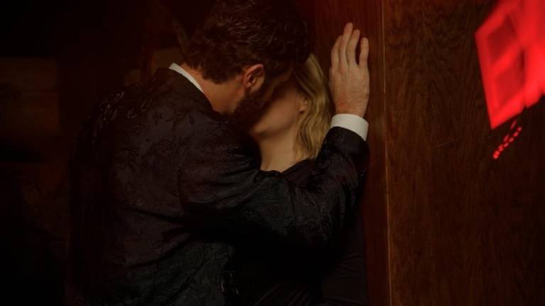 Rimini, tenta di baciare ragazza in ascensore. Arrestato