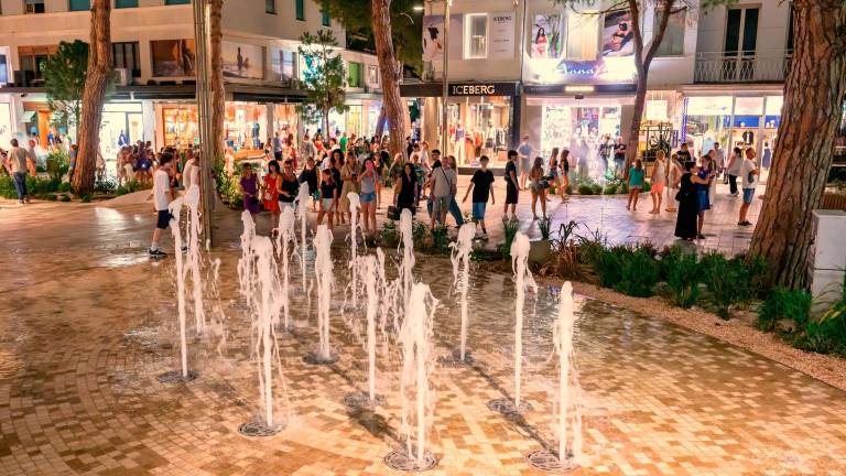 Riccione, piazzetta del Faro cambia volto: inaugurate le nuove fontane con giochi d’acqua e nebulizzatori