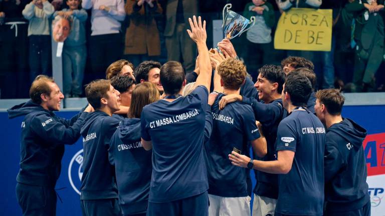 Il Ct Massa festeggia lo storico trionfo tricolore di Torino con la coppa dei vincitori